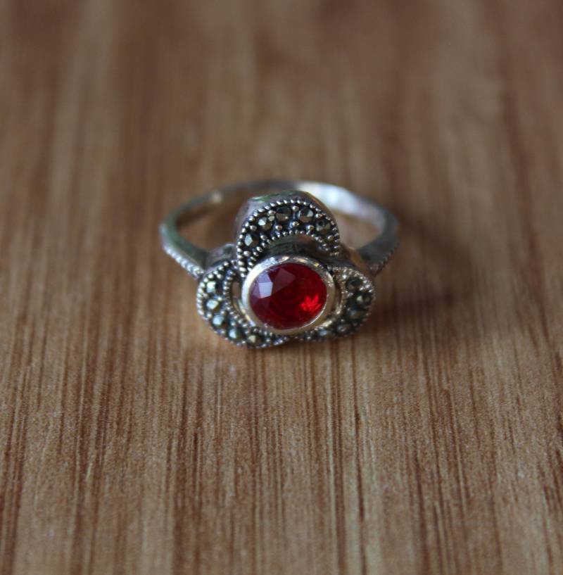 Roter Rubin Vintage Silber Ring, Stein Frauen Markasit Geschenk Ring Für Frauen, 925K Schmuck von SirJewellry