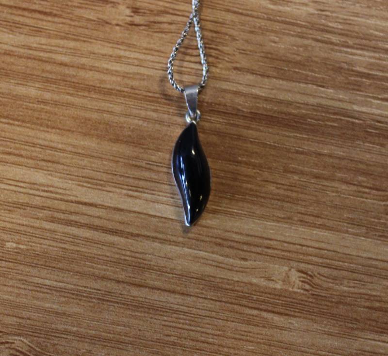 Schwarzer Stein Sterling Silber Halskette, Jet Stone Frauen Anhänger, Vintage Schmuck, Natural 925K Kette Und Anhänger von SirJewellry