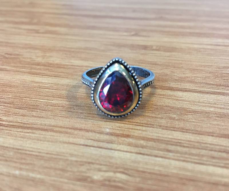Sterling Silber Roter Granat Ring, Stein Frauen 925K Schmuck, Teardrop Ringe von SirJewellry