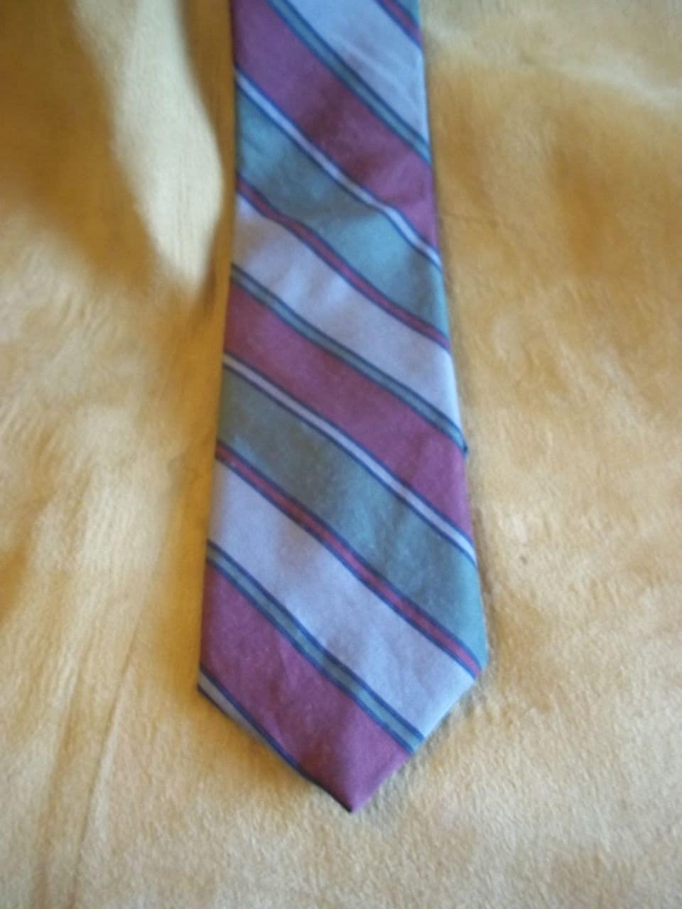 Chadwick Oliv, Blau, Burgund Und Grau Gestreifte Halskette von SirKsVintage