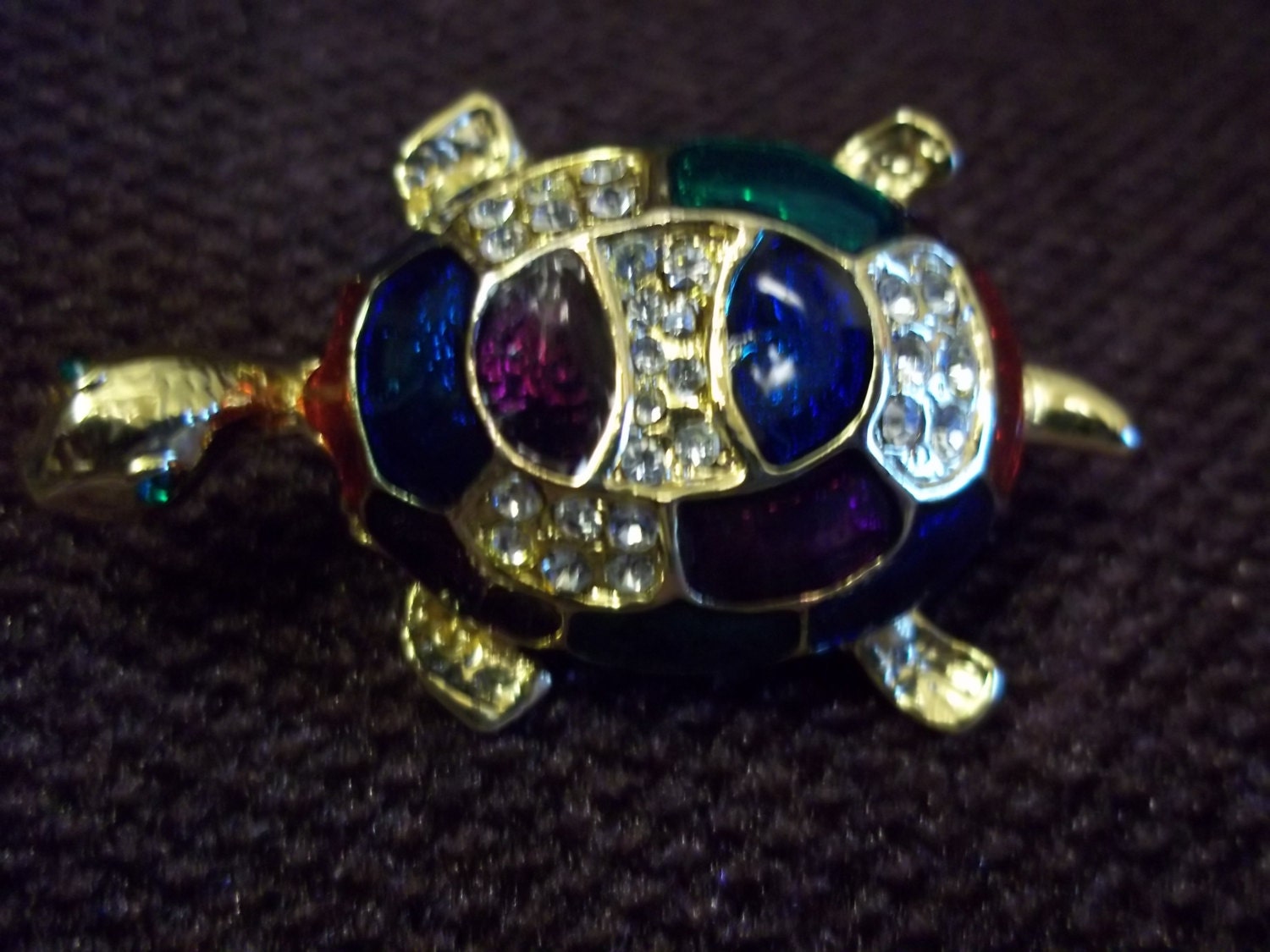 Goldfarbene Schildkröte Anstecknadel Mit Bunten Steinen von SirKsVintage