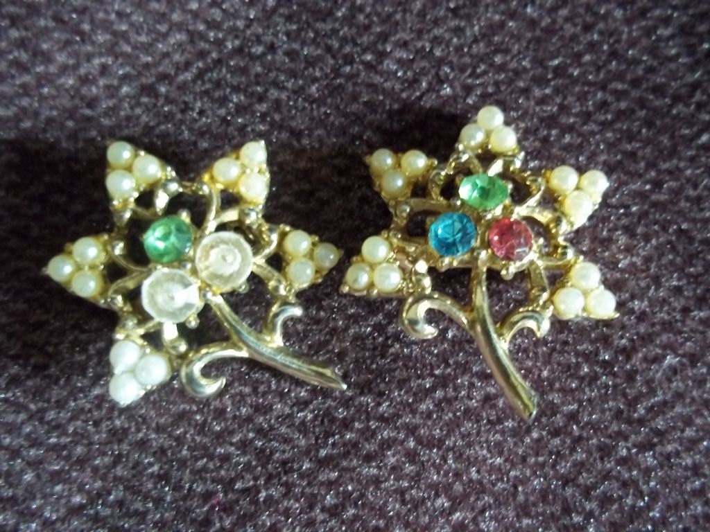 Passende Goldfarbene Blätter Kunstperle Und Mehrfarbige Kristallstifte von SirKsVintage