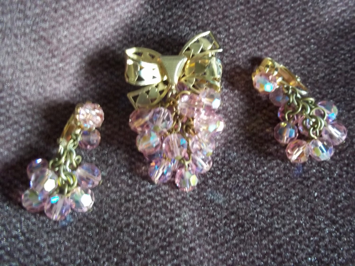 Pink Aurora Borealis Swarovski Kristall Trauben Brosche Und Ohrringe Set Um 1950 von SirKsVintage