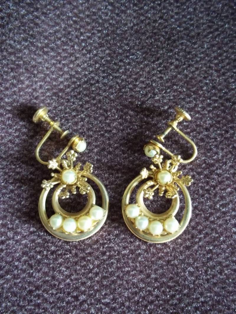 Schneeflocke Kunstperle Und Gold Ton Ohrringe von SirKsVintage