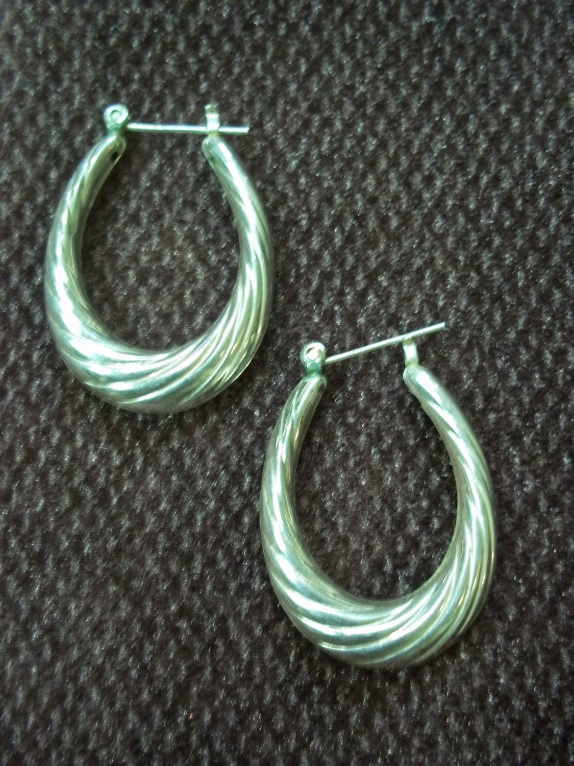 Silberfarbene Pierced Hoop Ohrringe von SirKsVintage