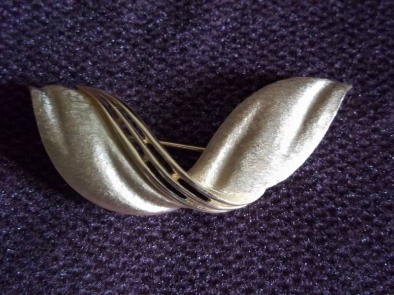 Trifari Gold Ton Schleife Anstecknadel von SirKsVintage