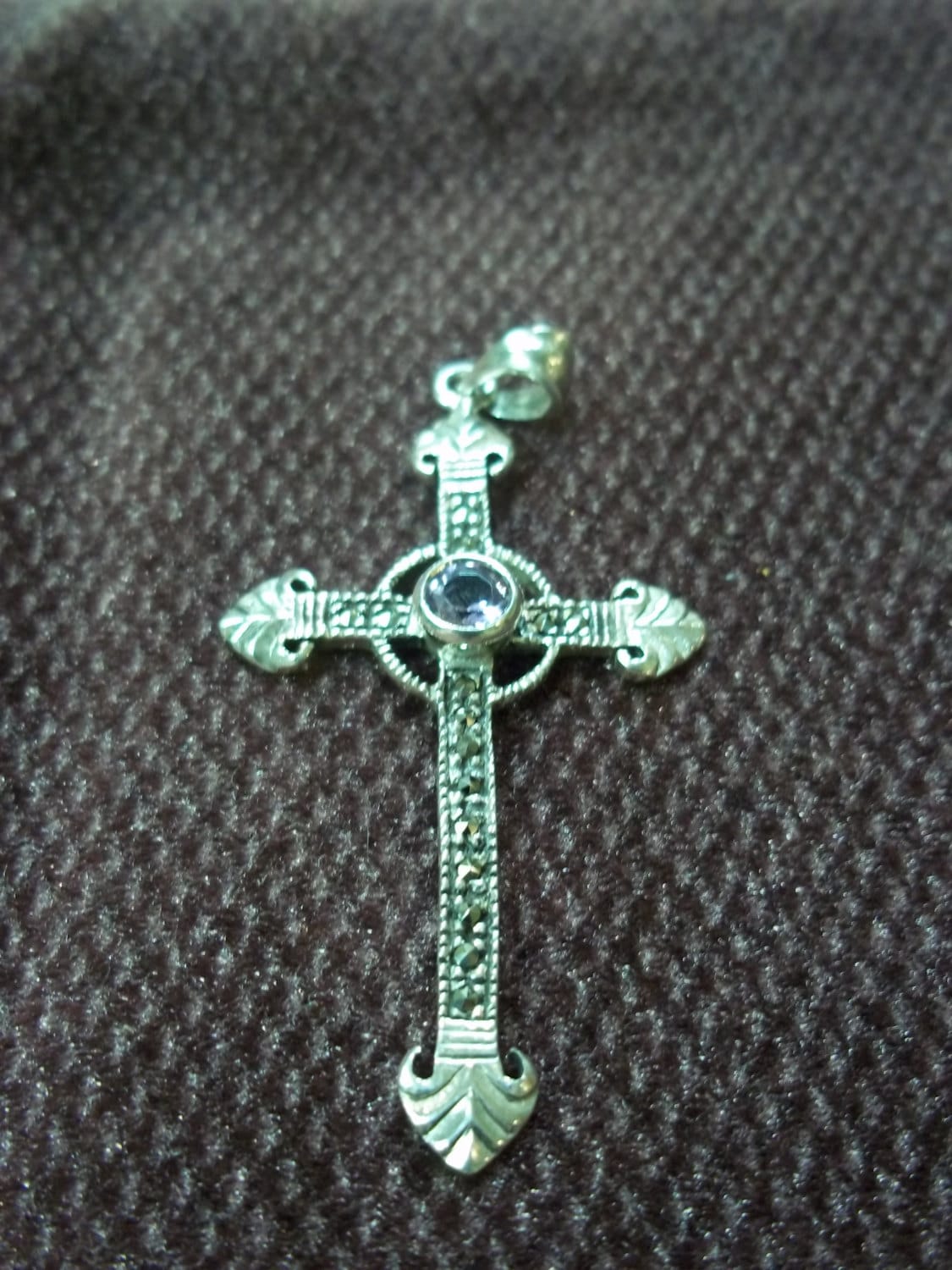Verziertes Sterling Silber Vintage Kreuz Mit Amethyst Fassung von SirKsVintage