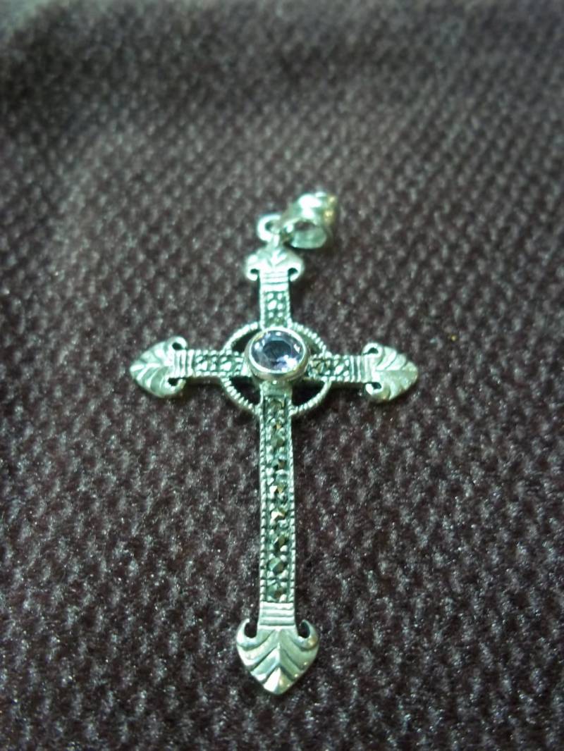 Verziertes Sterling Silber Vintage Kreuz Mit Amethyst Fassung von SirKsVintage