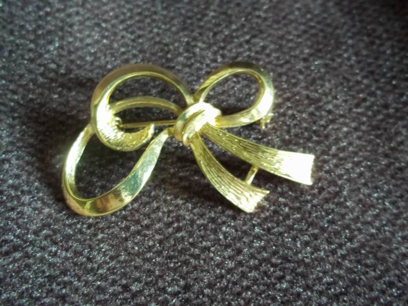 Vintage Gold Ton Schleife Anstecknadel von SirKsVintage