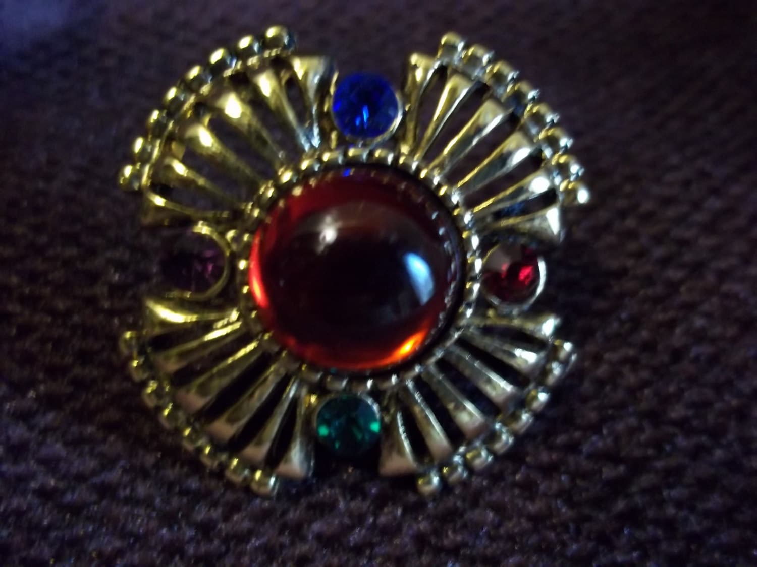 Vintage Goldfarbene Koronations-Anstecknadel/Brosche Mit Bernsteinfarbenem Stein von SirKsVintage