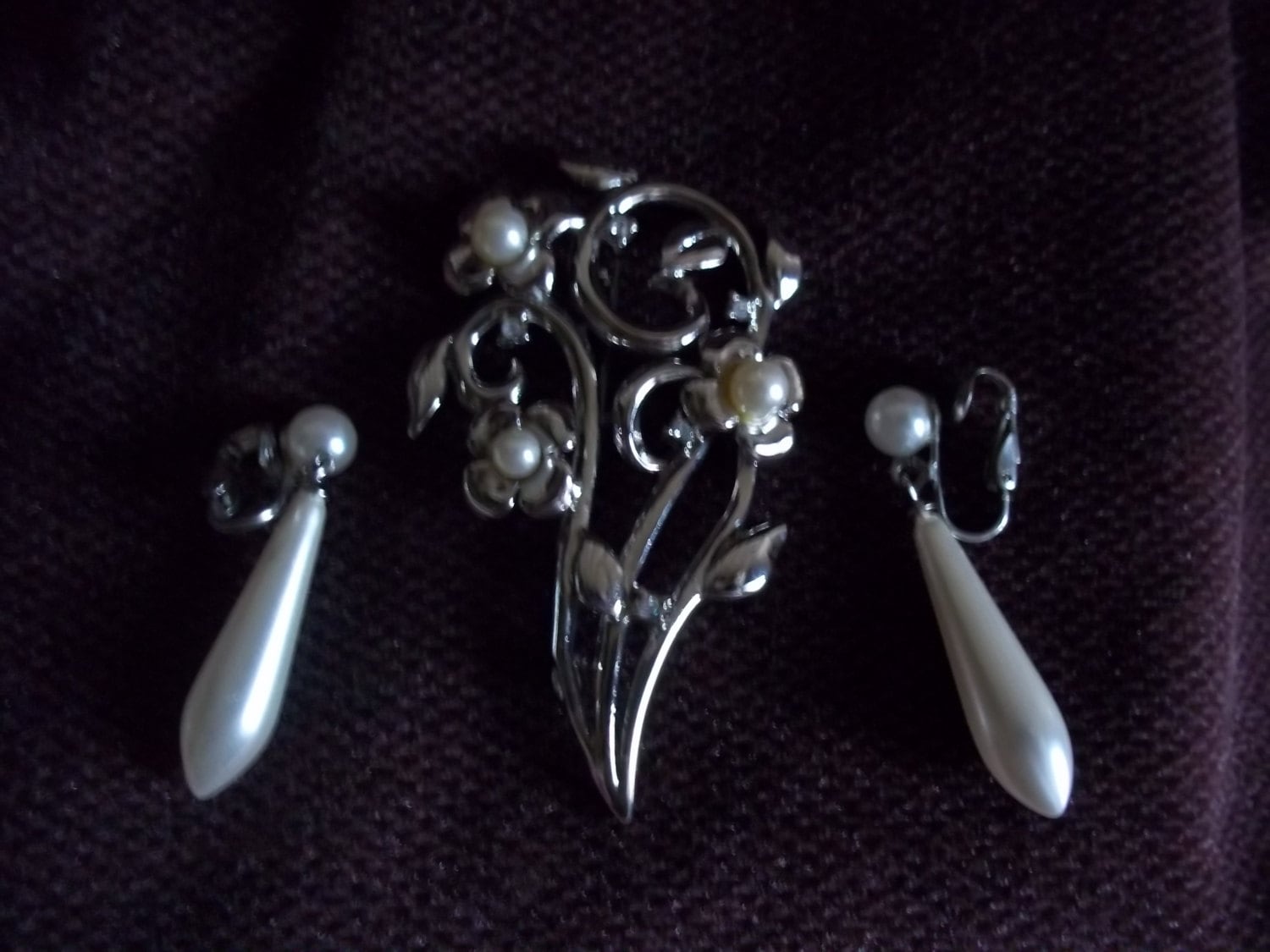 Vintage Wildblume Silber Ton Kunstperlen Pin Und Ohrringe Set von SirKsVintage