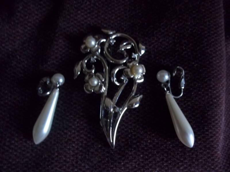 Vintage Wildblume Silber Ton Kunstperlen Pin Und Ohrringe Set von SirKsVintage