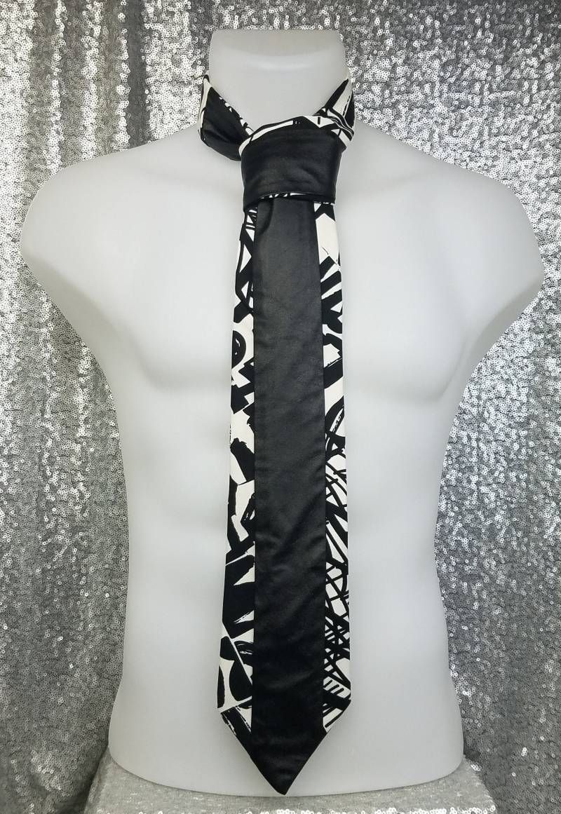 Benedikt in Leder Und Abstrakten Drucken - Sir Montie Designer Krawatte Signature Kollektion Krawattenspiel Edition von SirMontie