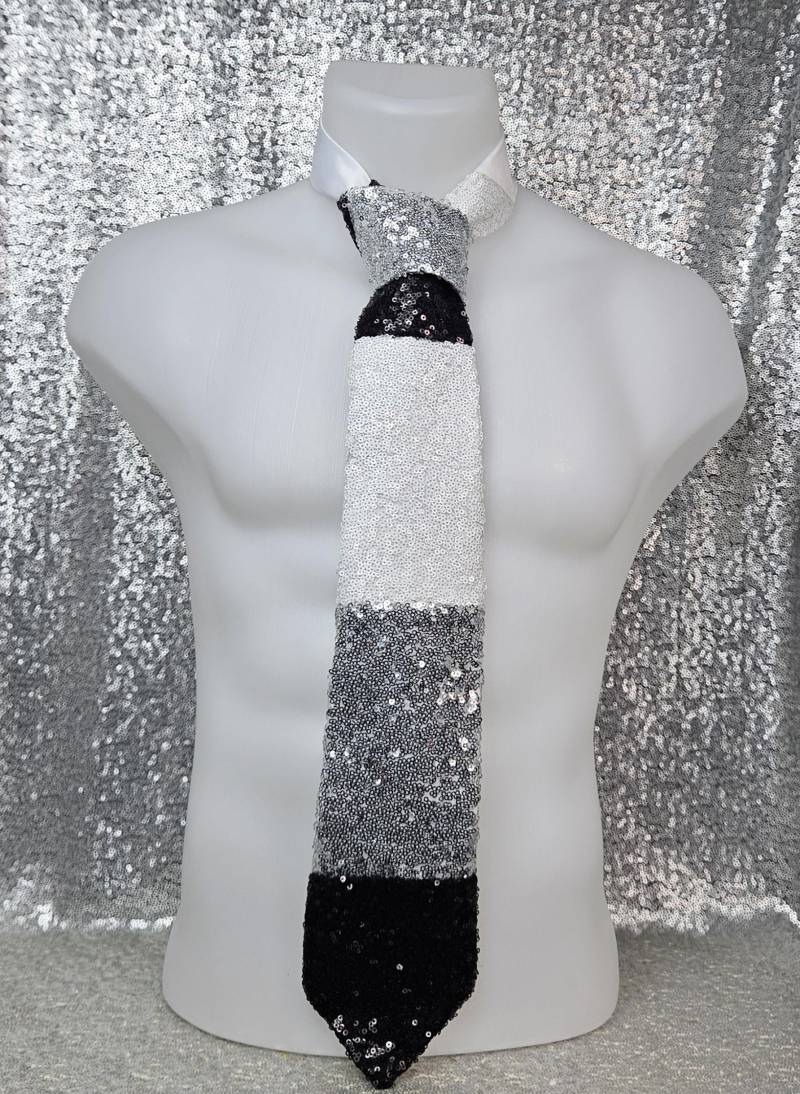 Humphrey in Schwarz, Silber & Weißen Pailletten - Sir Montie Designer Krawatten Signature Collection Tie Game Edition von SirMontie