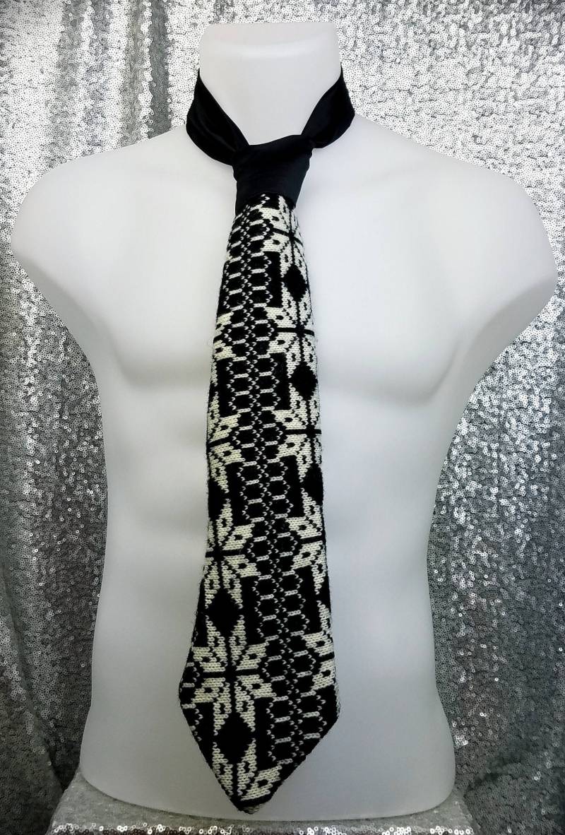 Quinn in Schwarz Und Weiß Schneeflocke Hässliche Weihnachtsstrickjacke - Sir Montie Designer Krawatten Urlaubskollektion Weihnachtsserie von SirMontie