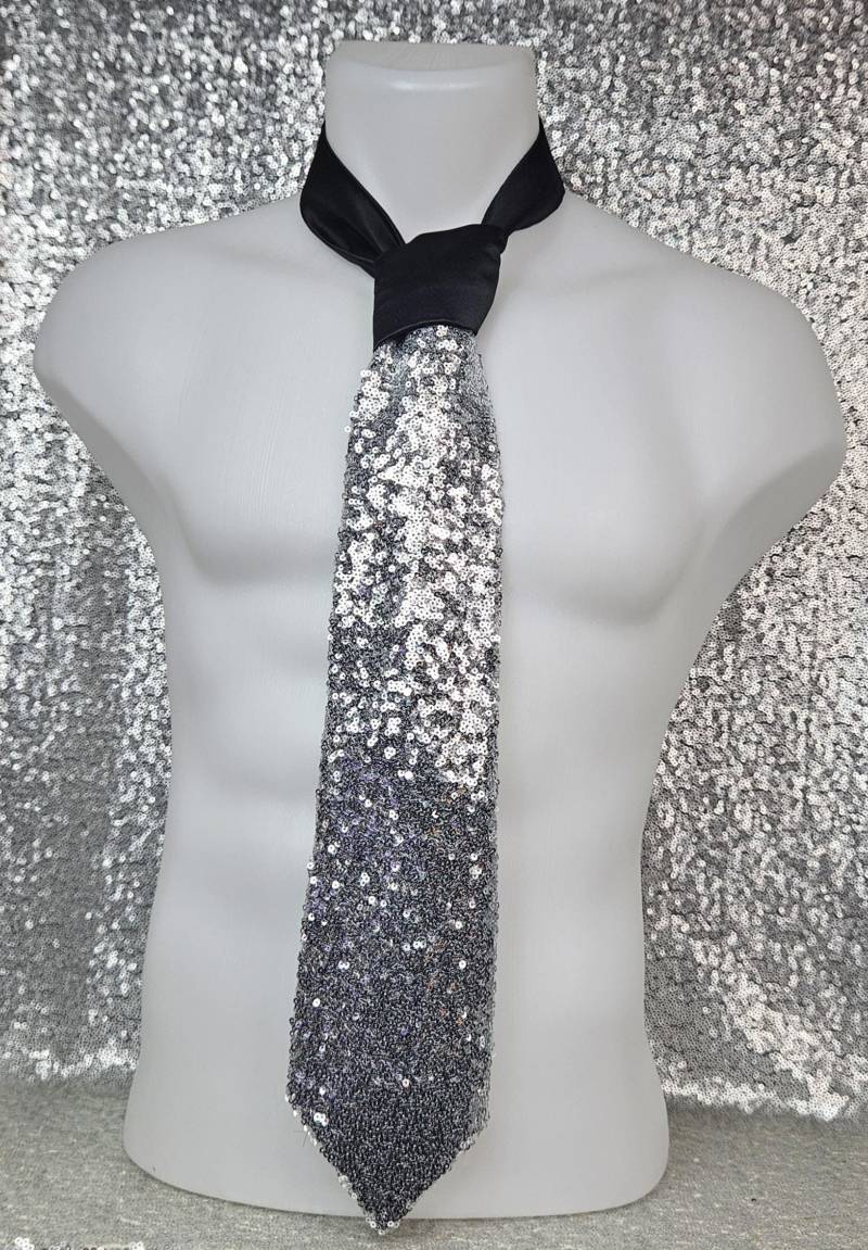 Quinn in Silber Sequin - Sir Montie Designer Krawatte Signature Kollektion Series von SirMontie