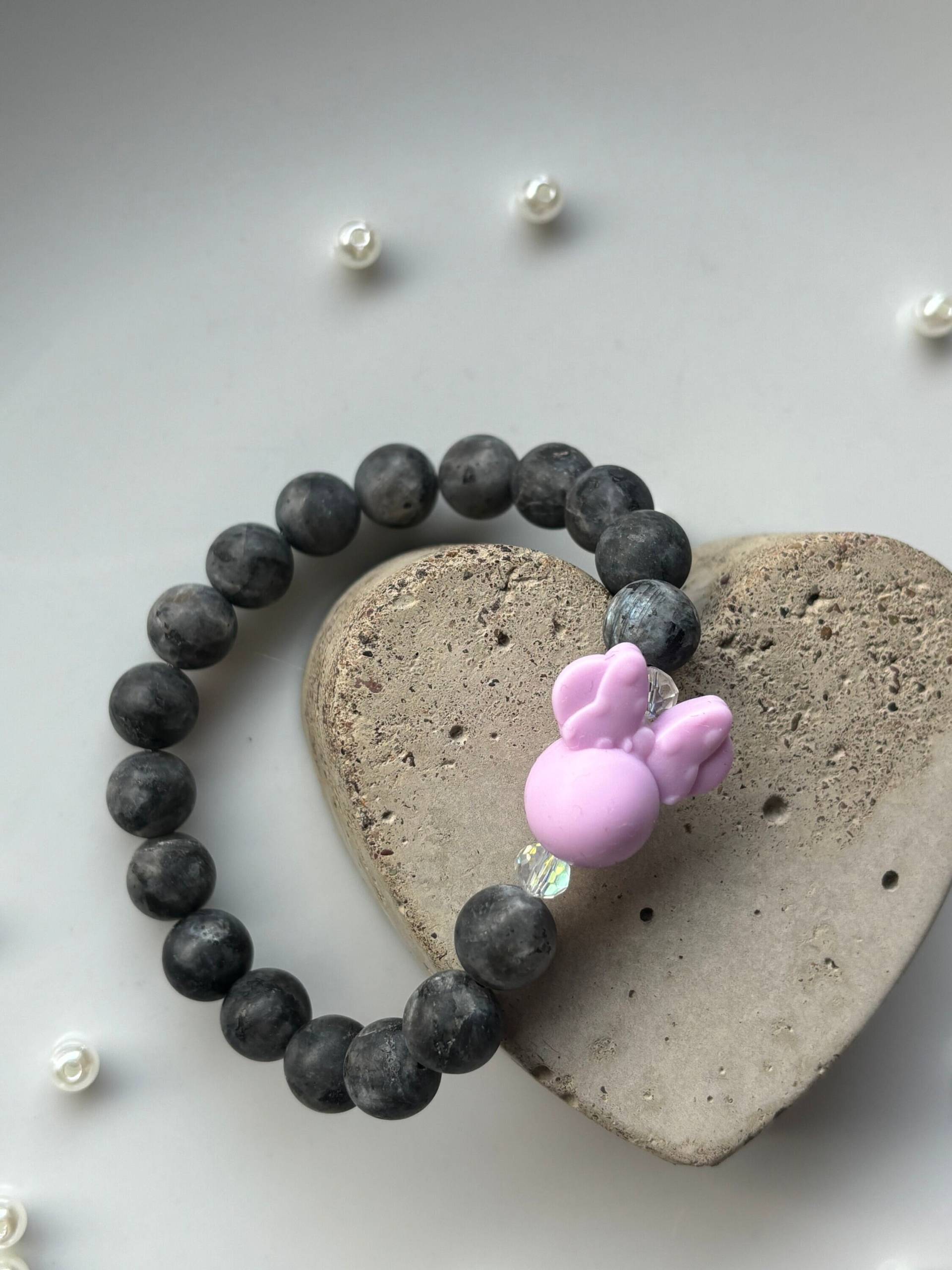 Armband Aus Larvikit Perlen Mit Minnie Mausperle Armband Aus Larvikit Perlen Mit Minnie Mausperle von SirWoddy