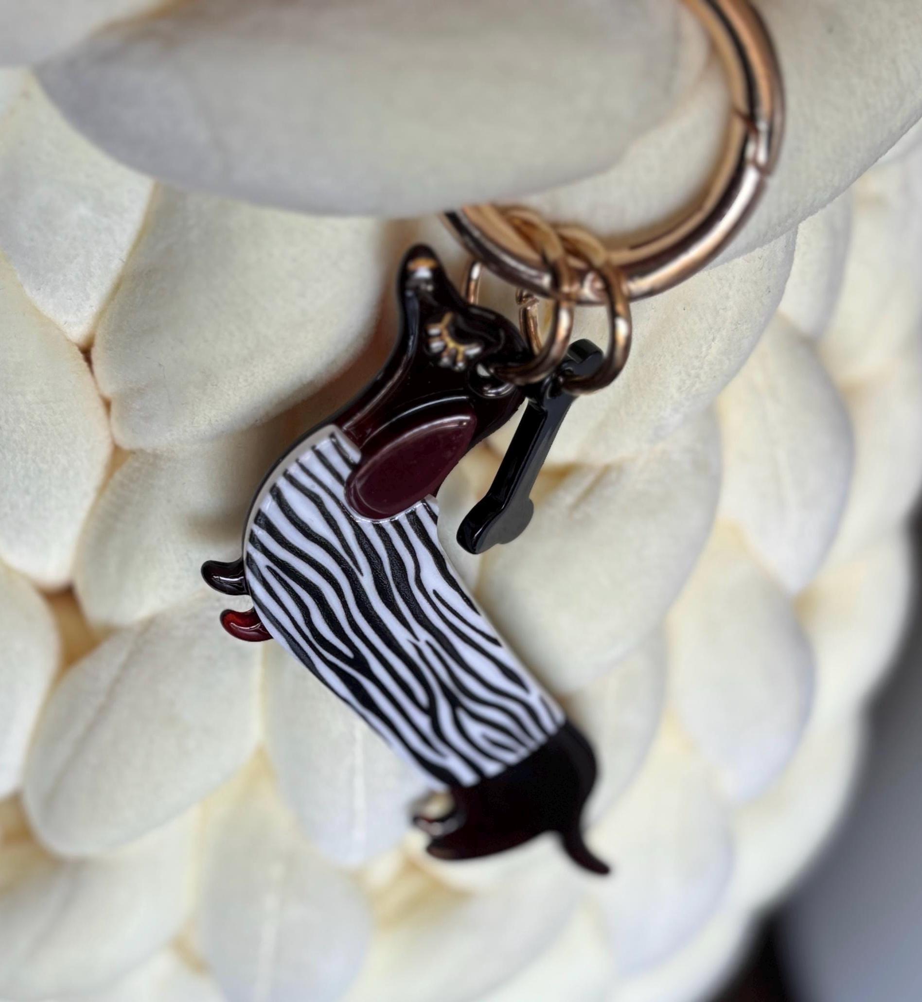 Dackel Schlüsselanhänger Mit Kleinem Knochen - Keychain Oder Taschencharm von SirWoddy