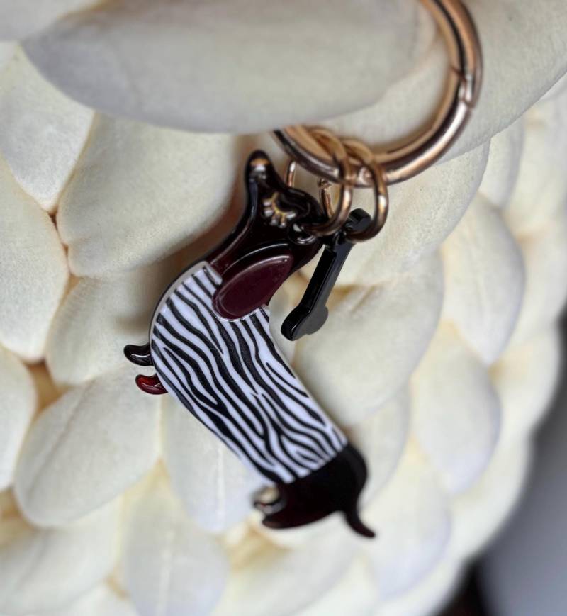 Dackel Schlüsselanhänger Mit Kleinem Knochen - Keychain Oder Taschencharm von SirWoddy