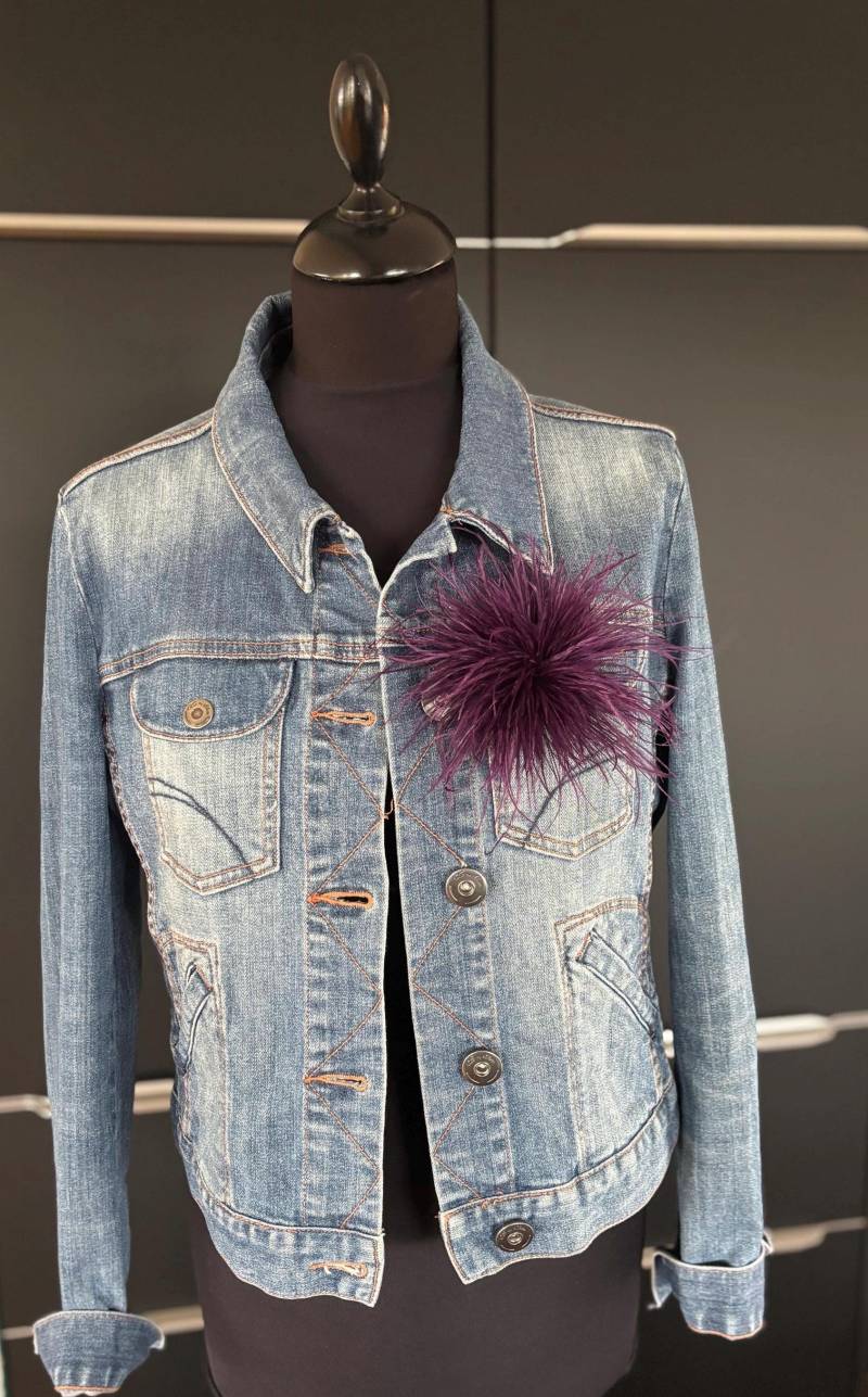 Federbrosche Oder Clip Als Statement Für Jacken Pullis Und Taschen in Lila von SirWoddy