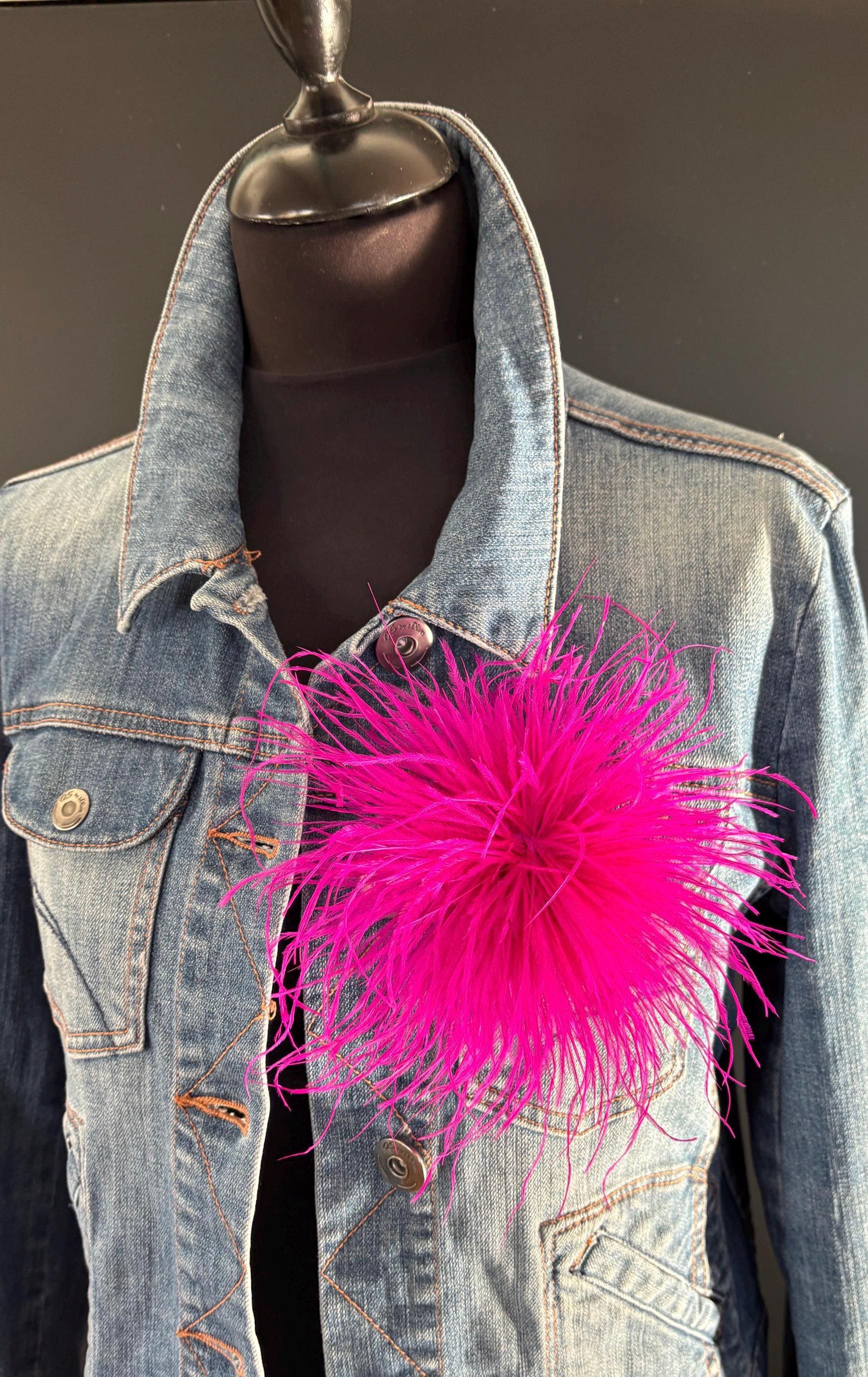 Federbrosche Oder Clip Als Statement Für Jacken Pullis Und Taschen in Pink von SirWoddy