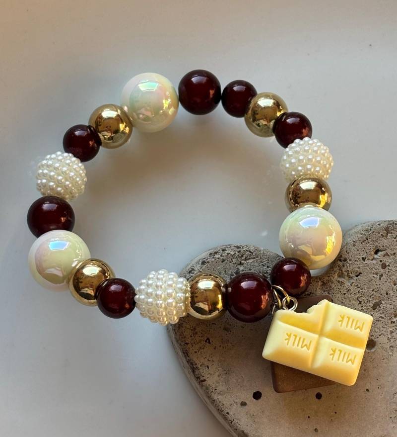 Miracle Perlen Armband Mit Magic Glanz Und Schokoladen Anhänger von SirWoddy