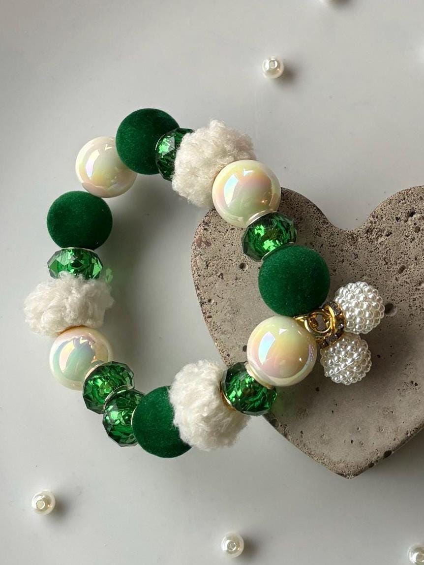 Perlen Armband in Grün Creme Mit Puschelperlen Perlen Armband in Grün Creme Mit Puschelperlen von SirWoddy
