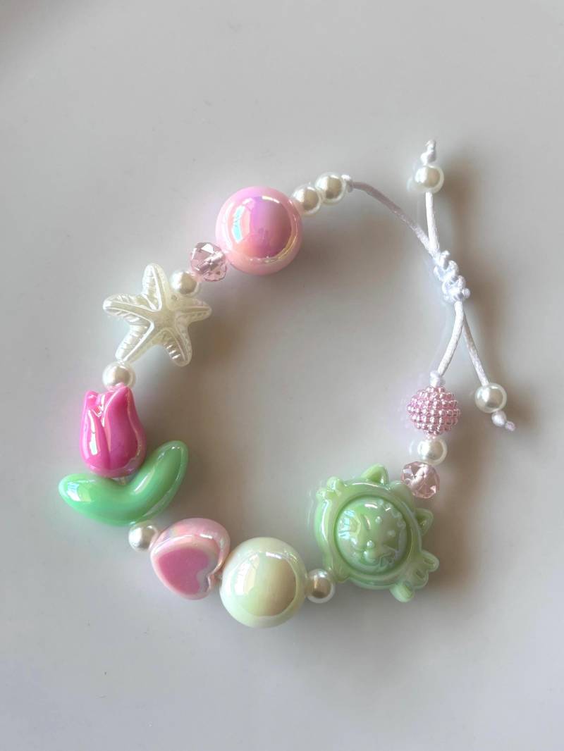 Perlenarmband Mit Fisch Und Blume Größenverstellbar Perlenarmband Mit Fisch Und Blume Größenverstellbar von SirWoddy