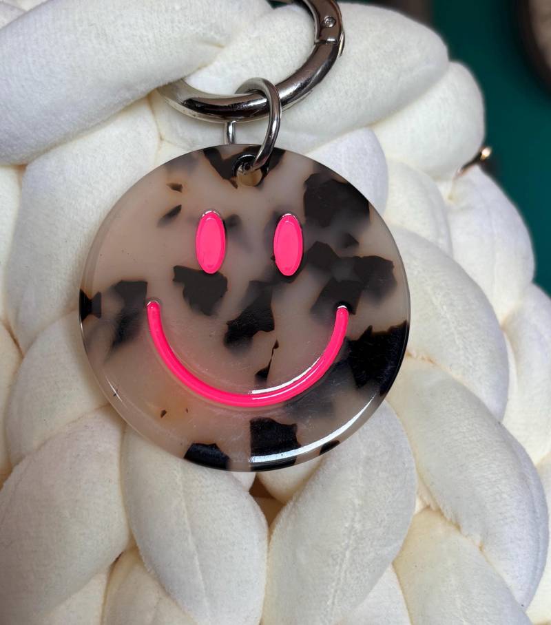 Smiley Schlüsselanhänger Mit Neon Pink - Keychain Oder Taschencharm Smiley Schlüsselanhänger Mit Neon Pink - Keychain Oder Taschencharm von SirWoddy