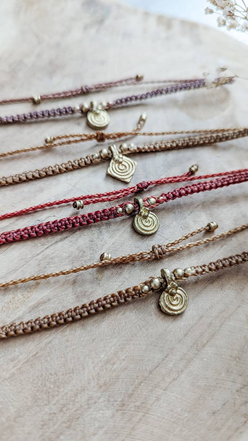 Personalisierte Boho Fußkette "Ylvi' Bohemian Strand Makramee Schmuck Messingperlen Anhänger Handgemachter Sommer Festival Siralome von SiralomeShop