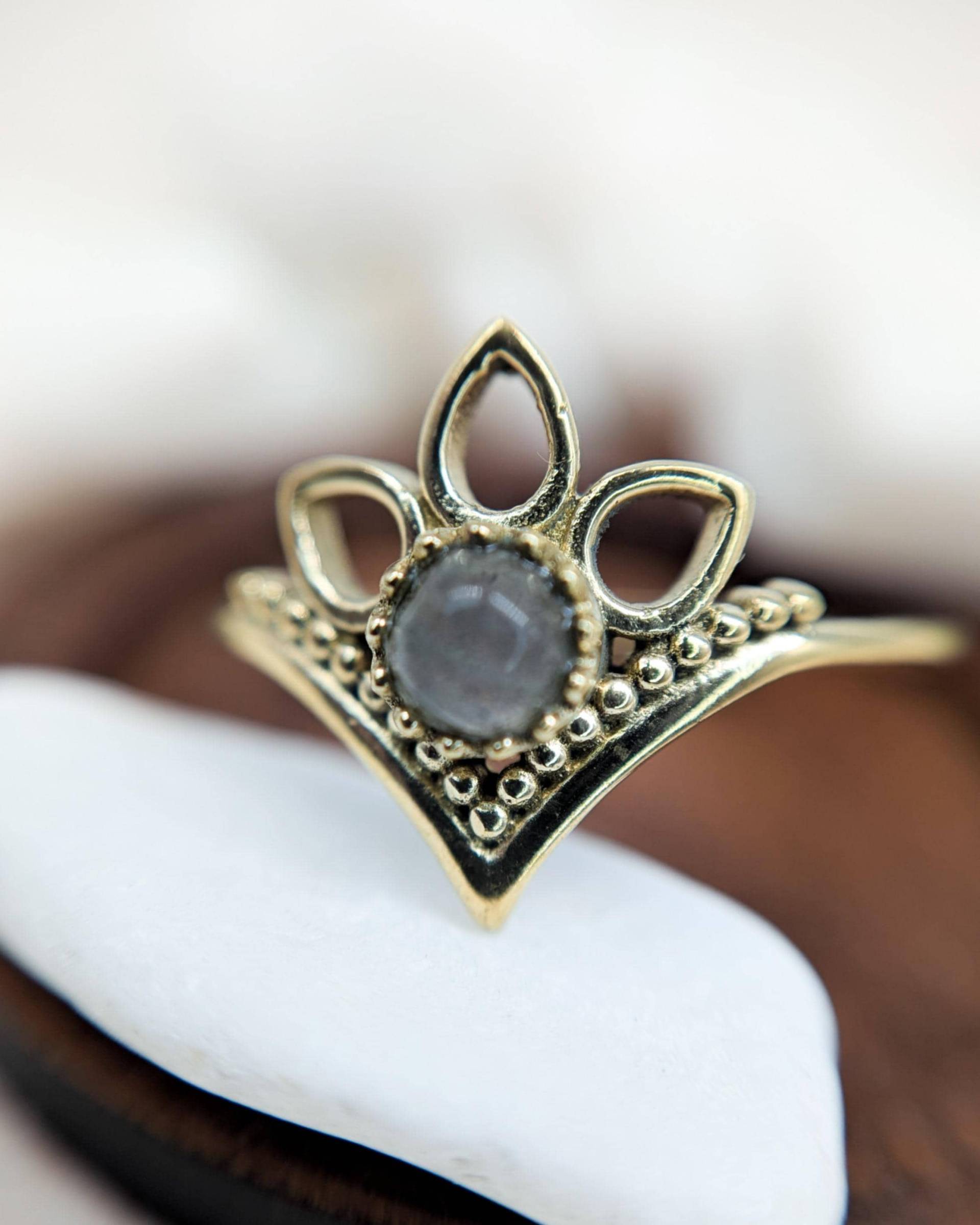 Labradorit Edelsteinring "Zuri' Boho Edelstein Schmuck Wunderschöner Goldener Messing Ring Elegant Glänzend Valentinstagssgeschenk Siralome von SiralomeShop