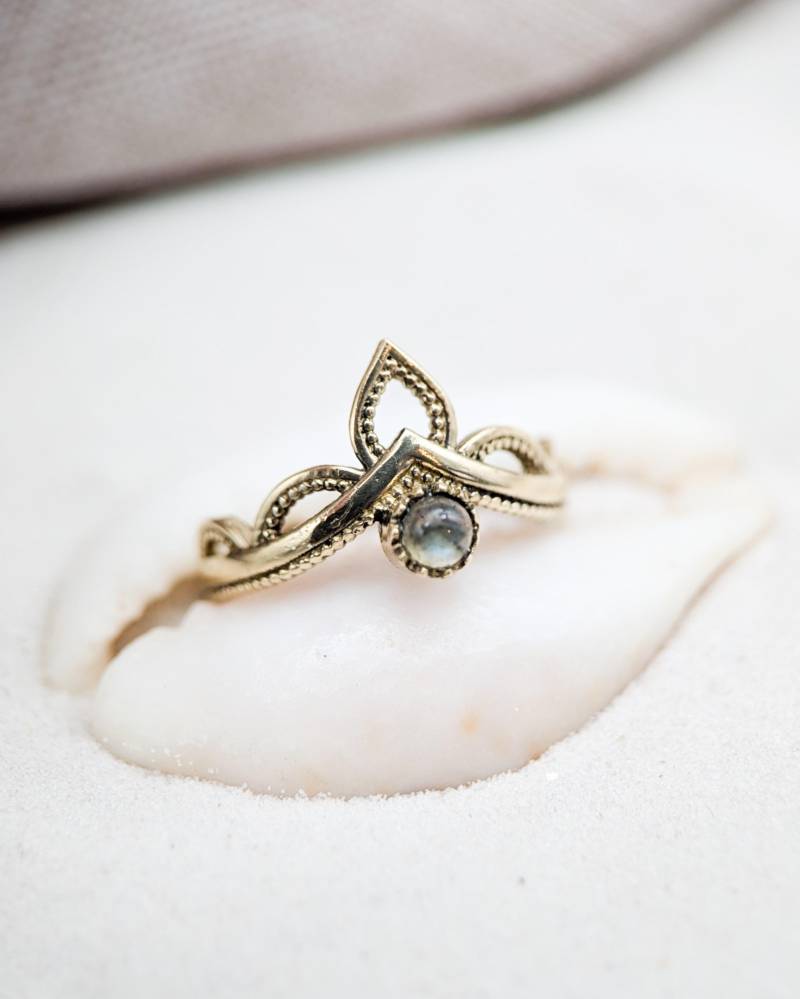 Labradorit Ring "Malou' Boho Goldener Damen Messing Verspielter Spiritueller Edelstein Schmuck Festival Geschenk Freundin Siralomeshop von SiralomeShop