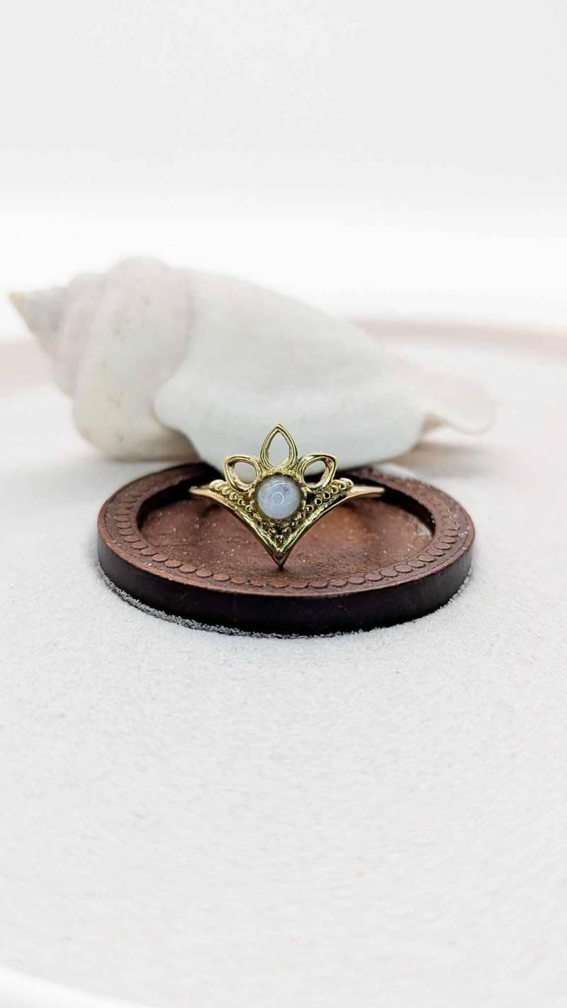 Mondstein-Edelsteinring „Zuri" Boho Edelstein Schmuck Wunderschöner Goldener Messing Ring Elegant Glänzend Valentinstagssgeschenk Für Sie von SiralomeShop