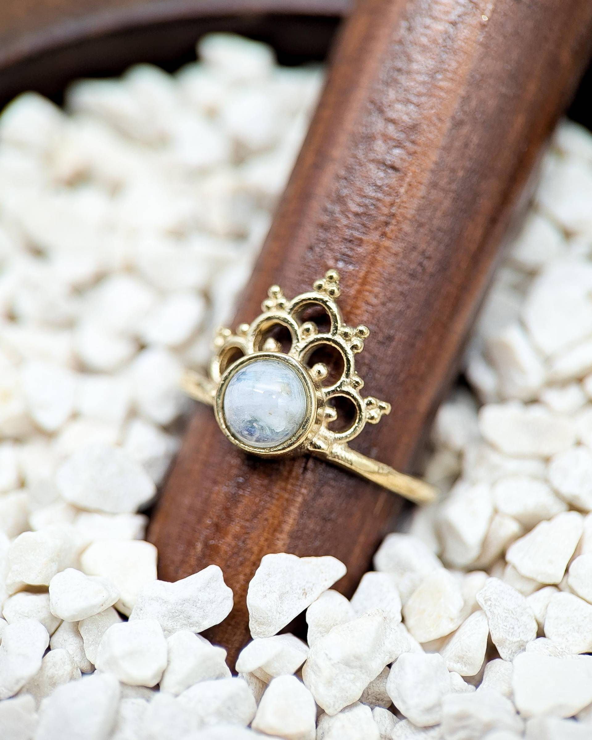 Mondstein-Ring "Aleyna" - Boho-Schmuck Mit Edelstein | Wunderschöner Goldener Messingring Elegantes Geschenk Für Sie Zum Valentinstag von SiralomeShop