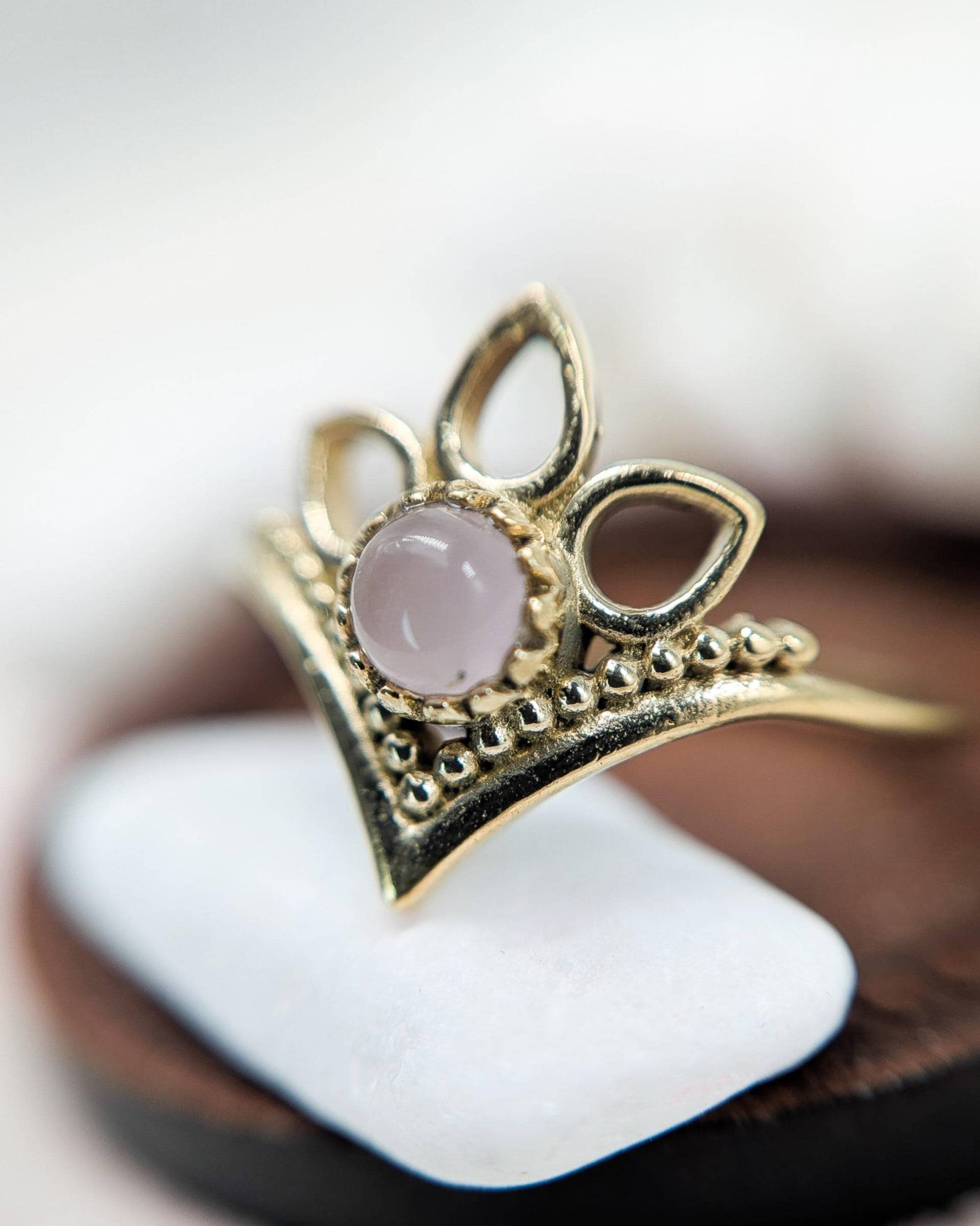 Rosenquarz Edelsteinring "Zuri' Boho Edelstein Schmuck Wunderschöner Messing Ring Gold Elegant Verspielter Feen Geschenk Siralome von SiralomeShop