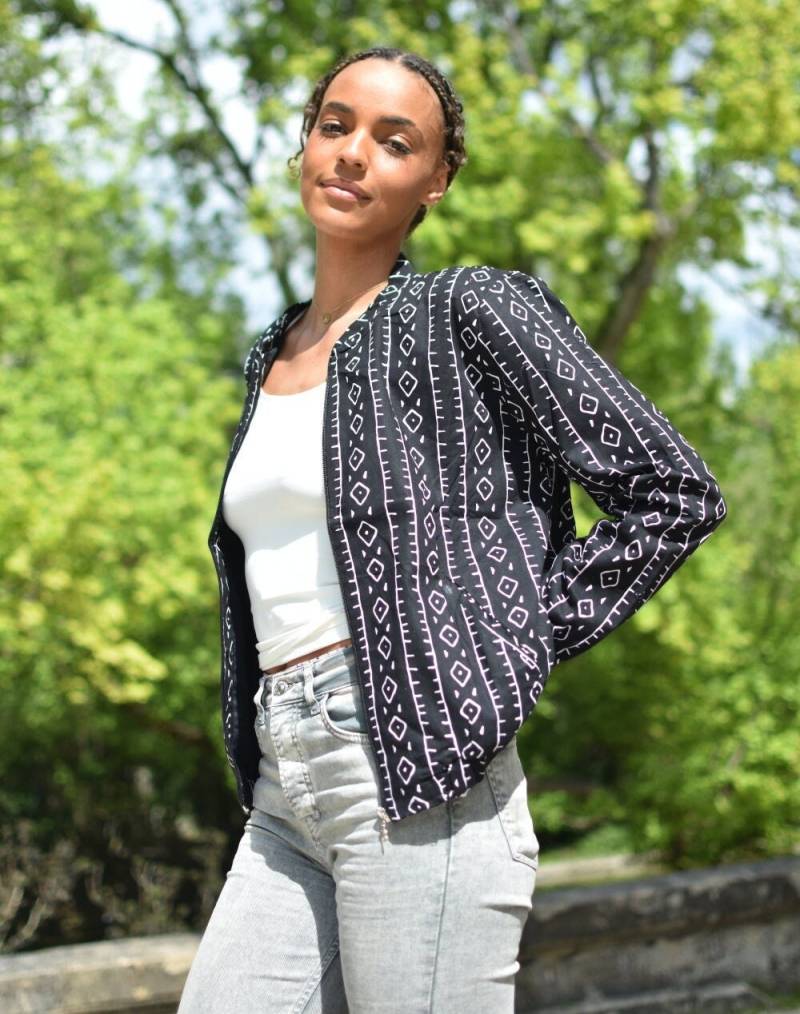 Wachsbomberjacke Von Saël - Bogolan-Druck/Wachsbomberjacke, Damenjacke, Wachsbomber, Damenbekleidungsbomber, Sommerbomber, Damenjacke von SirawaxBoutique