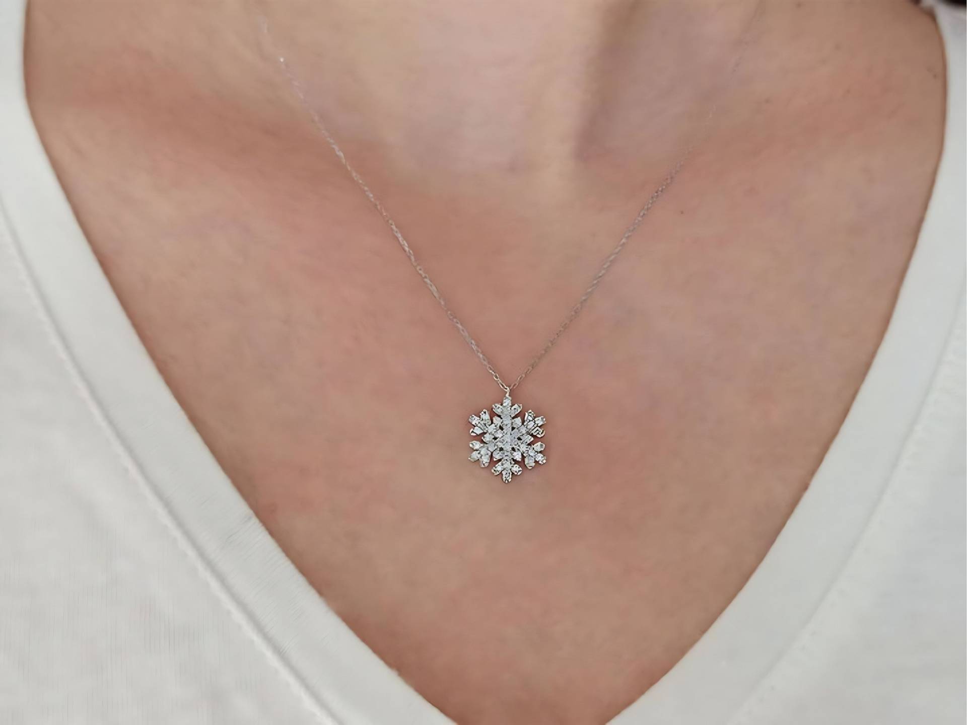 14K Gold Schneeflocke Halskette, Zierliche Diamanten Statement Einzigartige Brautschmuck, Winter Muttertagsgeschenk von SiriusDiamond