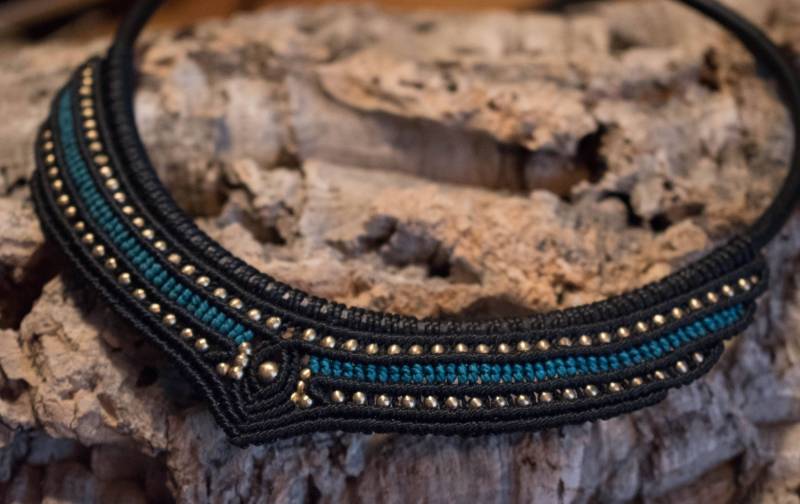 Lederhalsband Mit Dekorativer Mikromakramee Lederhalsband Mit Dekorativer Mikromakramee von SisaTaki
