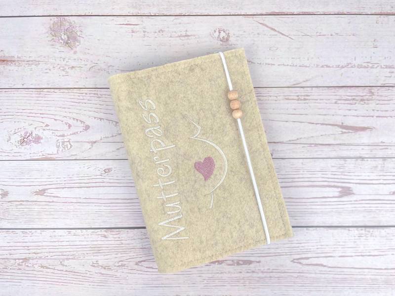 Mutterpasshülle Aus Beigem Filz Bestickt Mit Mutterpass Und Babybauch von Siskyshandmade