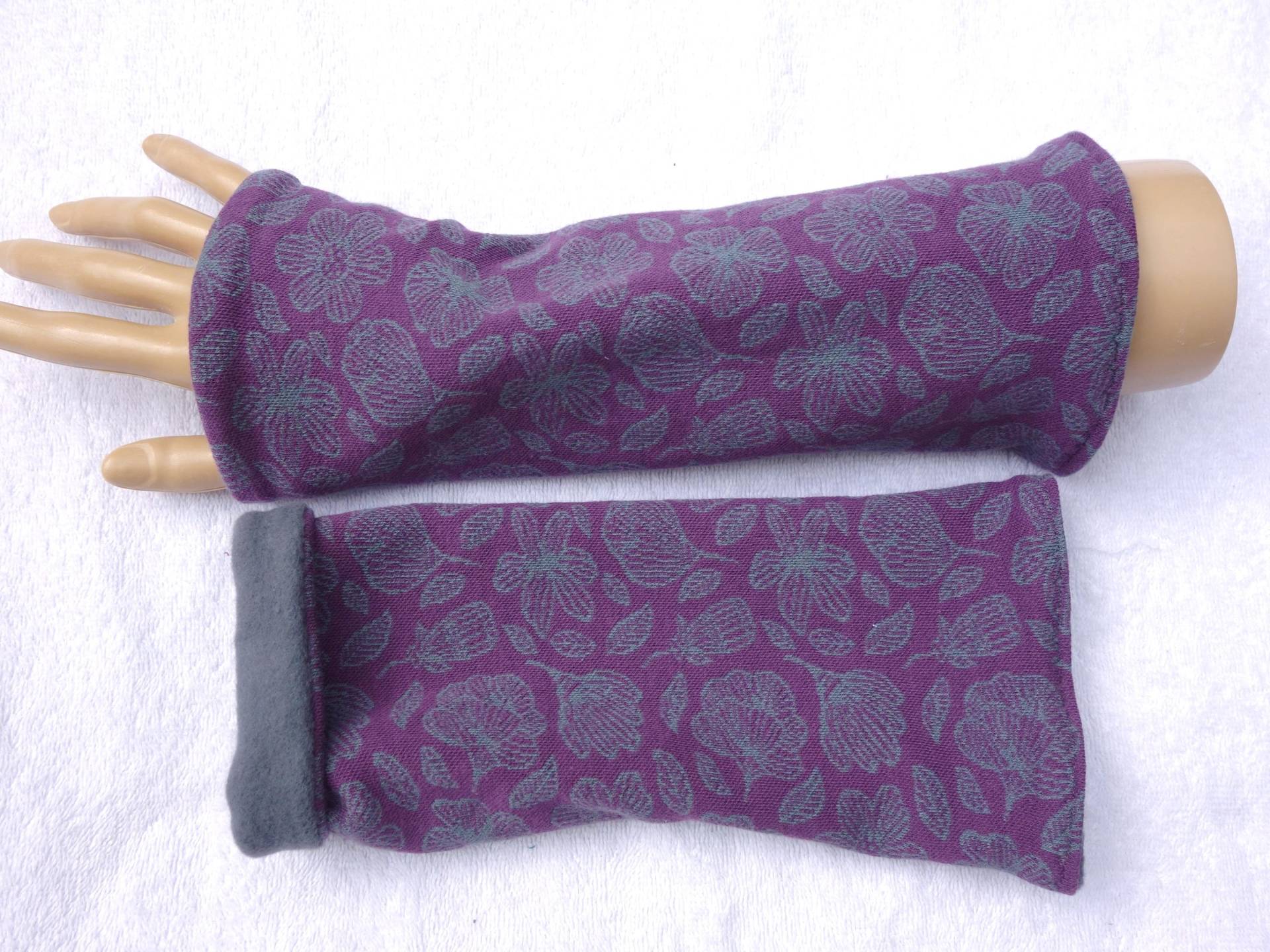 Armstulpen, Pulswärmer, Oektotex Jacquard Jersey, Bio Sweat, Lila, Ornamente, Grau, Stulpen, Blumen, Warm, Kuschling von SissiundFroschkoenig