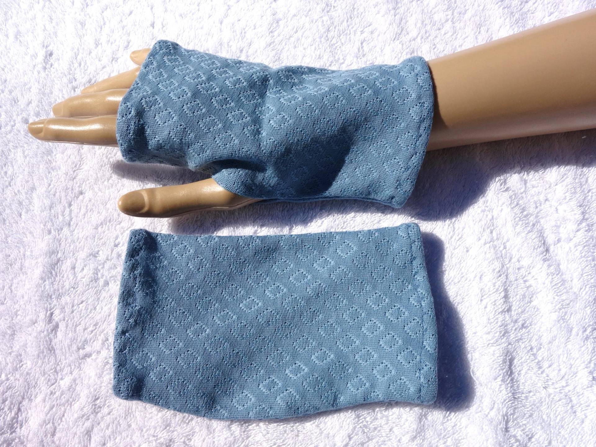 Bio Feinstrick Ajour Hellblau Stulpen, Pulswärmer, Biobaumwolle, Lochmuster, Daumenloch, Ekzem, Neurodermitis, Jeans von SissiundFroschkoenig