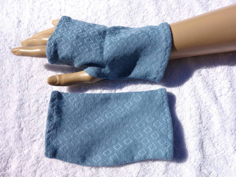 Bio Feinstrick Ajour Hellblau Stulpen, Pulswärmer, Biobaumwolle, Lochmuster, Daumenloch, Ekzem, Neurodermitis, Jeans von SissiundFroschkoenig