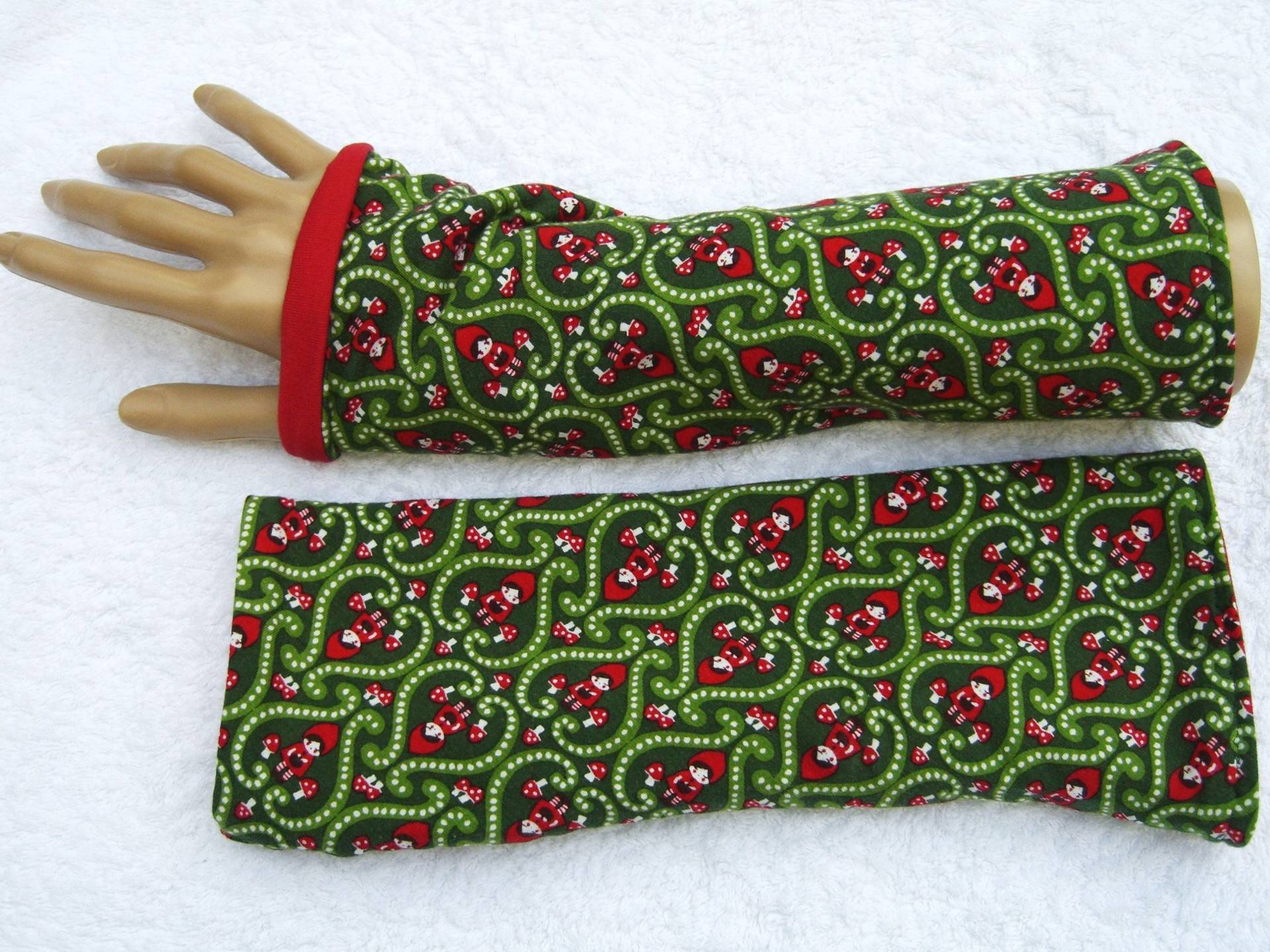 Blutsgeschwister Rotkäppchen, Pulswärmer, Stulpen, Red Riding Hood, Grün, Rot, Märchen, Fairy Tale, Doppellagig, Biojersey, Baumwolle von SissiundFroschkoenig