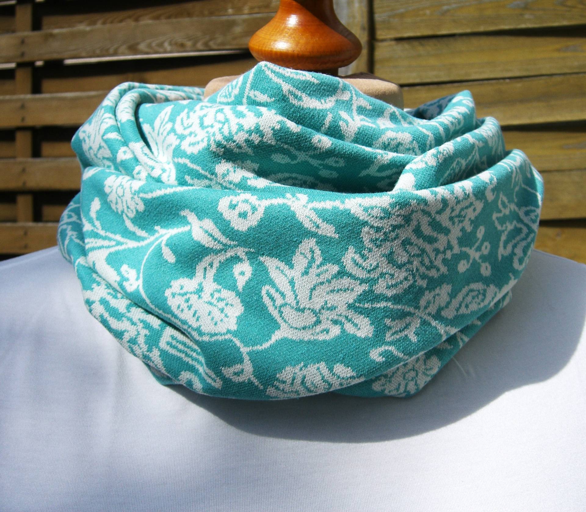 Breiter Loop Schal Loopschal, Jacquard/Jersey, Türkis, Hellrosa, Blütenranken, Blätter, Doppellagig Breiter Loop Schal Loopschal, Jacquard/Jersey, Türkis, Hellrosa, Blütenranken, Blätter, Doppellagig von SissiundFroschkoenig