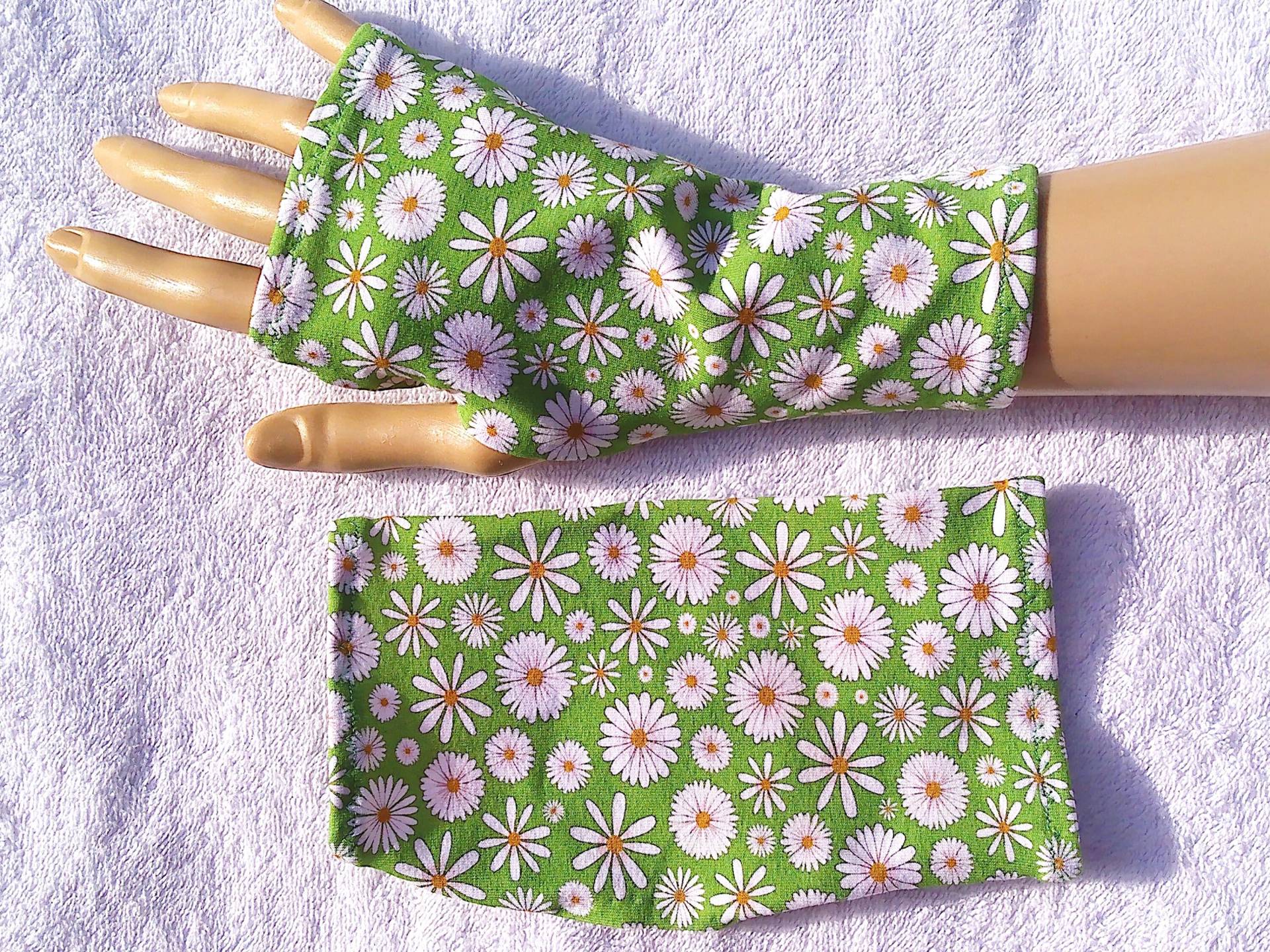 Daisy Gänseblümchen Jersey Oekotex Neurodermitis, Ekzem, Sonnenschutz, Leichte Stulpen, Daumenloch, Grün, Blumen, Weiß Daisy Gänseblümchen Jersey Oekotex Neurodermitis, Ekzem, Sonnenschutz, Leichte Stulpen, Daumenloch, Grün, Blumen, Weiß von SissiundFroschkoenig