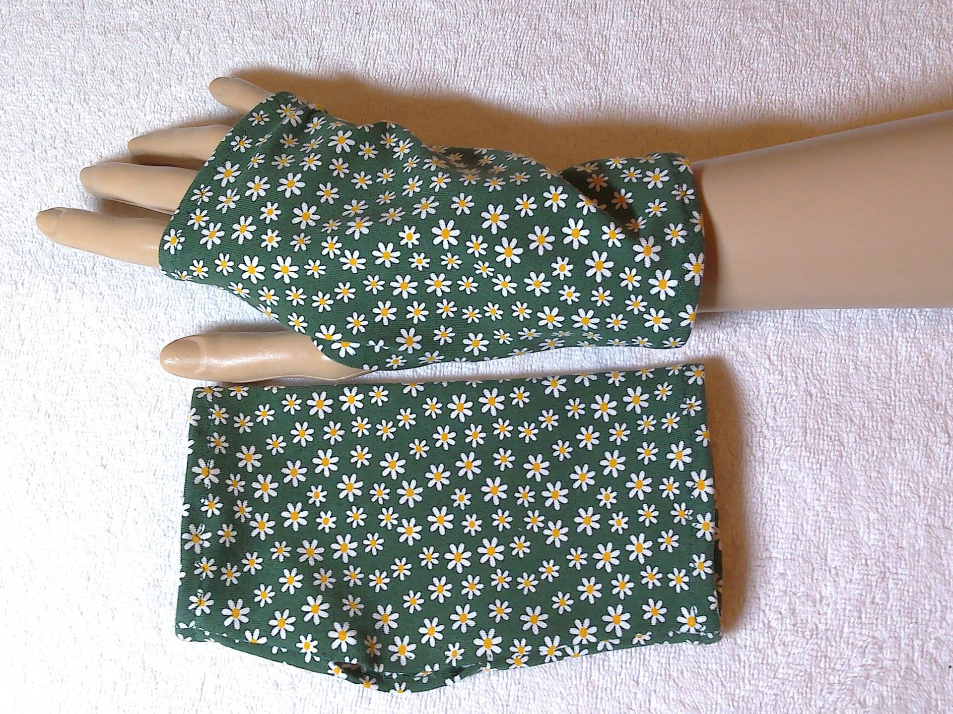 Gänseblümchen, Oekotex Jersey, Neurodermitis, Ekzem, Leichte Stulpen, Daumenloch, Fingerlose Handschuhe, Sommerstulpen, Daisy, Grün von SissiundFroschkoenig