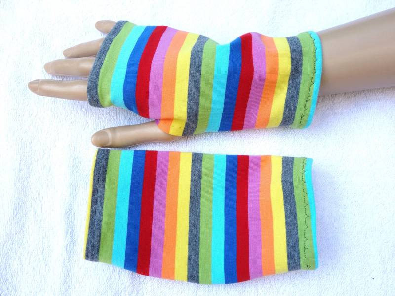 Geringelt, Streifen, Oekotex Jersey, Neurodermitis, Ekzem, Leichte Stulpen, Daumenloch, Fingerlose Handschuhe, Sommerstulpen Bunt Regenbogen von SissiundFroschkoenig