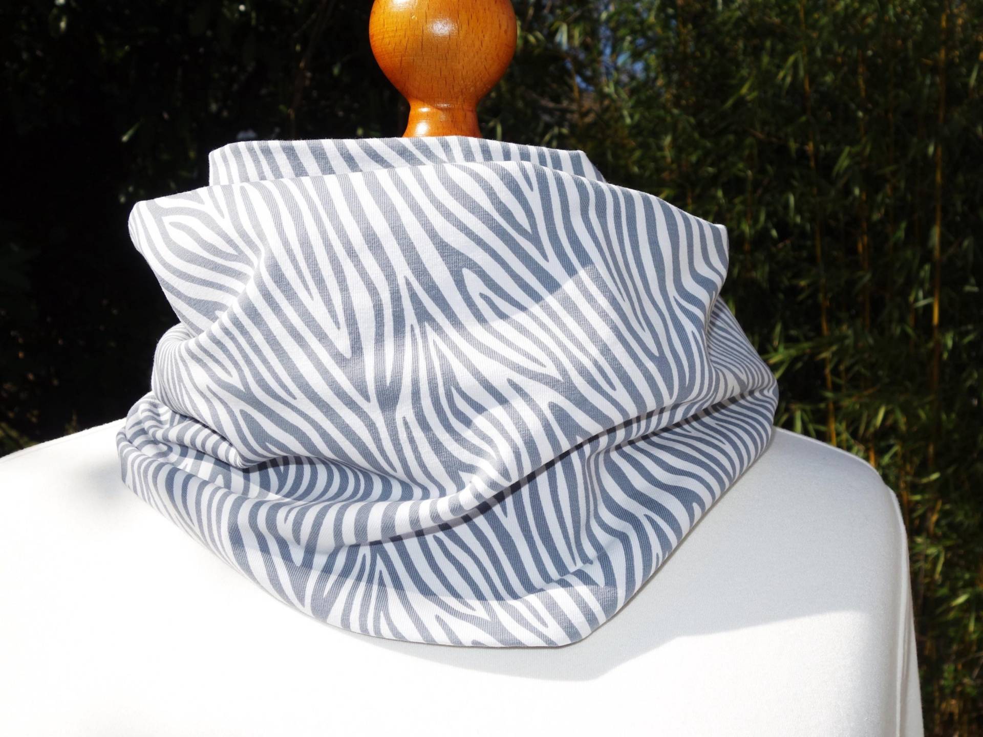 Löwe Zebra Grau, Jersey Loop Loopschal Infinityscarf, Baumwolle, Oektotex, Wildlife, Animal von SissiundFroschkoenig