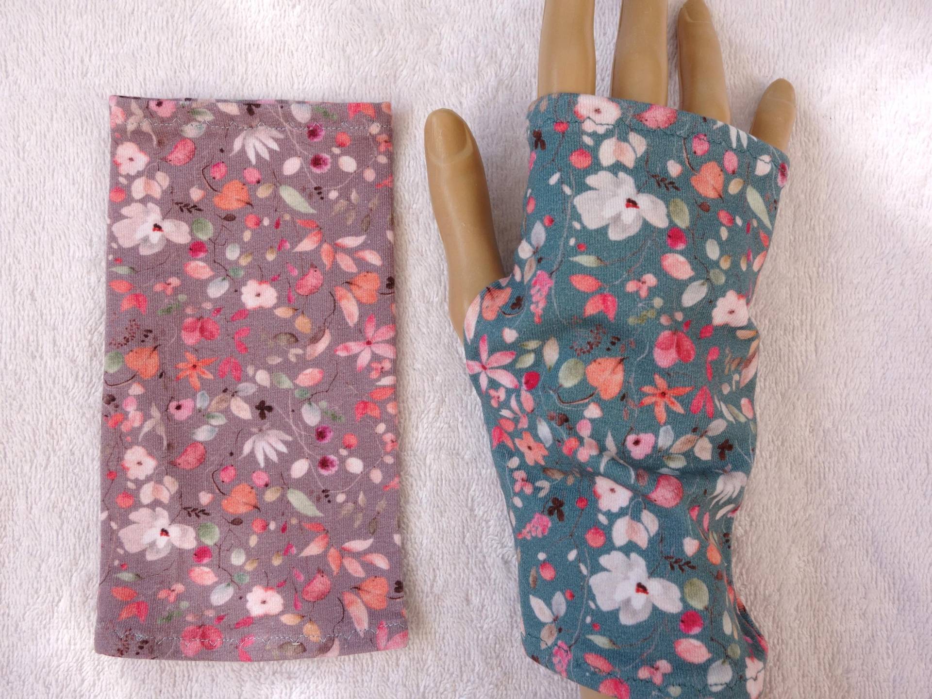 Mauve Mint Blüten Oekotex Jersey Neurodermitis, Ekzem, Leichte Stulpen, Daumenloch, Fingerlose Handschuhe, Sommerstulpen von SissiundFroschkoenig
