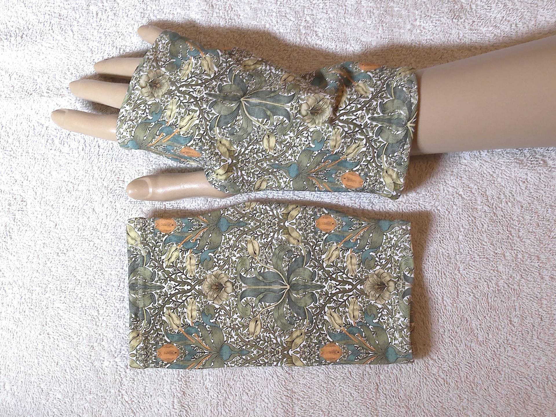 Morris, Spring Thicket, Oekotex Jersey, Neurodermitis, Ekzem, Sonnenschutz, Leichte Stulpen, Daumenloch, Fingerlose Handschuhe, Jugendstil von SissiundFroschkoenig